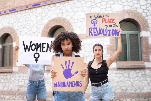 Kostenloses Foto frauen, die gemeinsam für ihre rechte protestieren