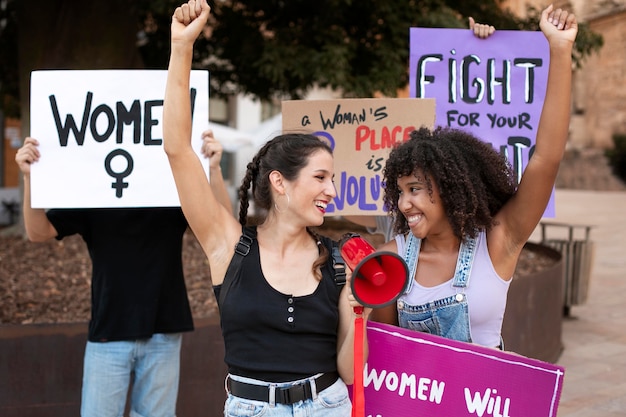 Kostenloses Foto frauen, die gemeinsam für ihre rechte protestieren