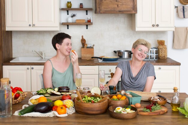 Frauen, die gesundes Essen zubereiten