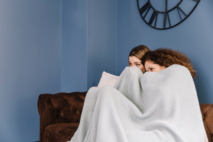 Kostenlose Foto frauen, die gruseligen film ansehen