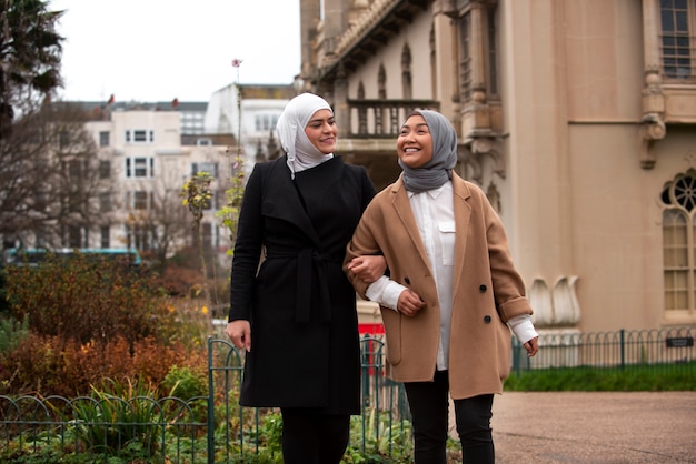 Kostenloses Foto frauen, die hijab tragen und sich amüsieren