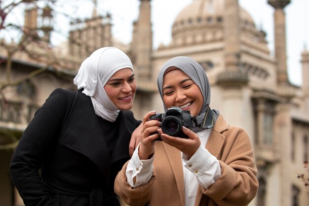 Frauen, die Hijab tragen und sich amüsieren