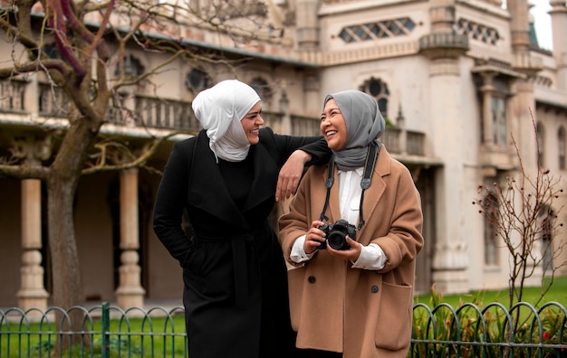 Kostenloses Foto frauen, die hijab tragen und sich amüsieren