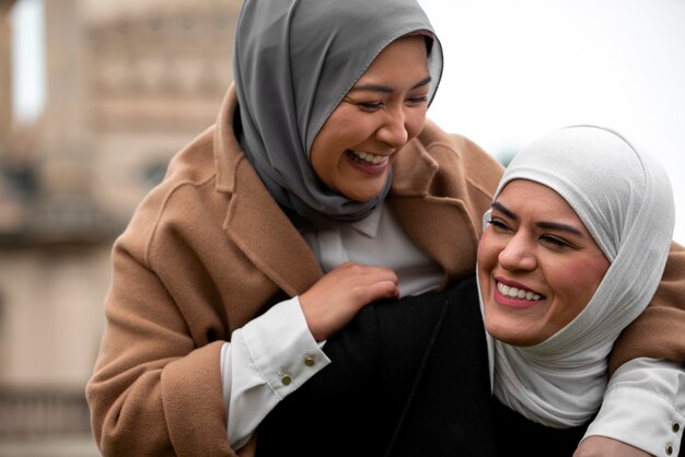 Frauen, die Hijab tragen und sich amüsieren