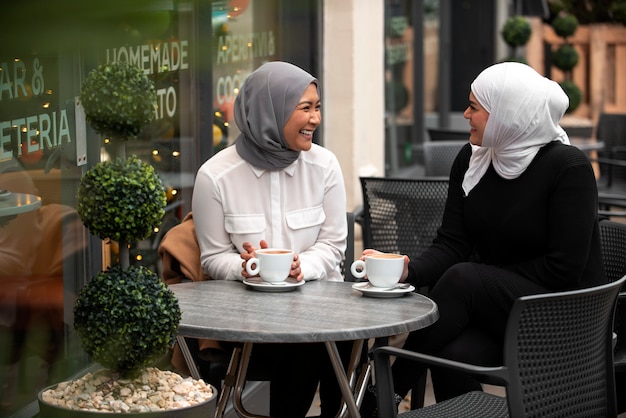 Kostenloses Foto frauen, die hijab tragen und sich amüsieren