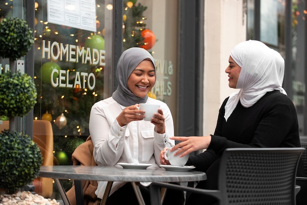 Frauen, die Hijab tragen und sich amüsieren