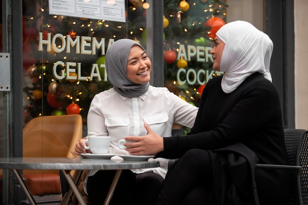 Frauen, die Hijab tragen und sich amüsieren