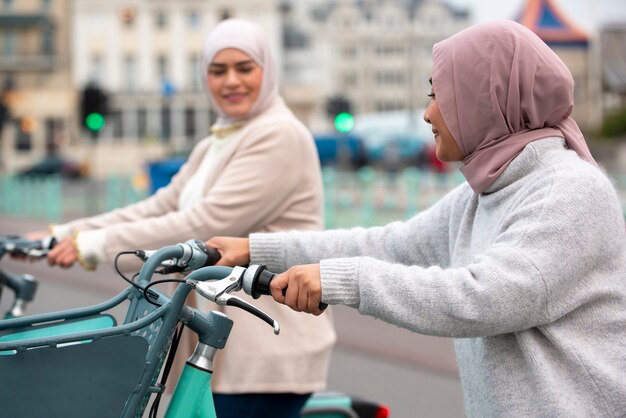 Frauen, die Hijab tragen und sich amüsieren