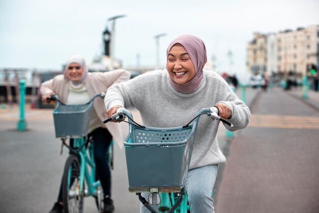 Frauen, die Hijab tragen und sich amüsieren