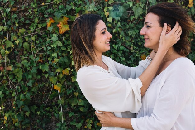 Frauen, die im Garten sich berühren