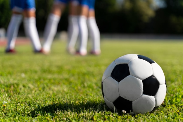 Kostenloses Foto frauen, die in einer fußballmannschaft spielen