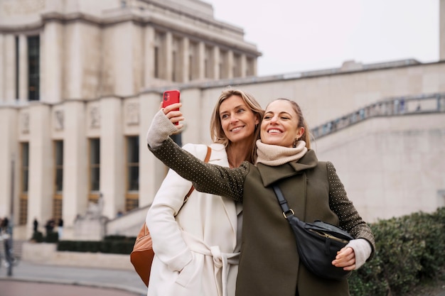 Frauen, die in paris reisen