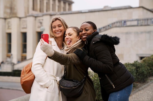 Frauen, die in paris reisen