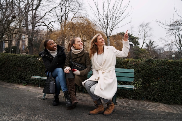 Kostenloses Foto frauen, die in paris reisen