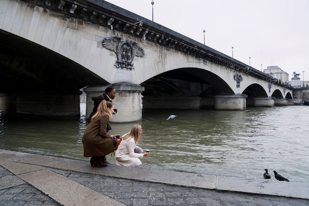 Kostenloses Foto frauen, die in paris reisen