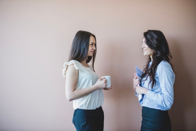 Frauen, die in Pause plaudern