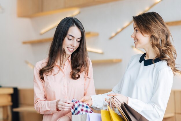 Frauen, die Käufe betrachten