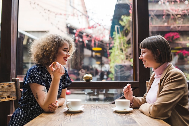 Frauen, die Kaffee trinken