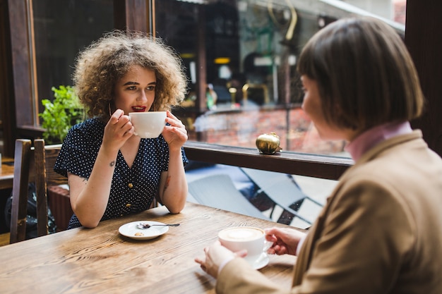 Kostenloses Foto frauen, die kaffee trinken