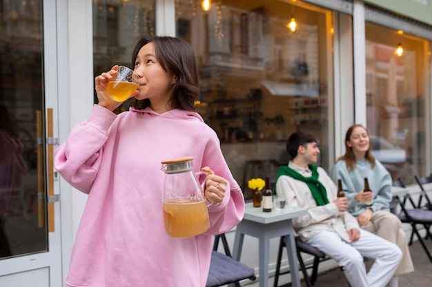 Kostenloses Foto frauen, die kombucha trinken