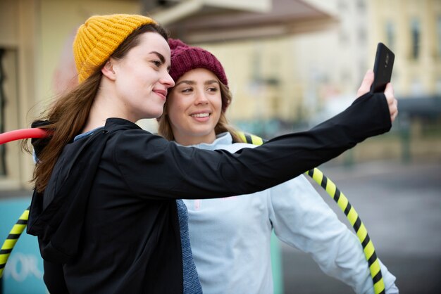 Frauen, die mit Hula-Hoop-Kreis trainieren