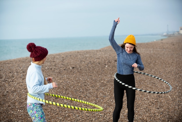 Frauen, die mit Hula-Hoop-Kreis trainieren