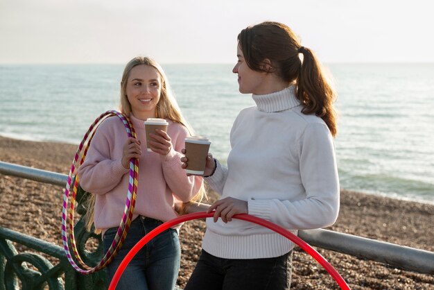 Frauen, die mit Hula-Hoop-Kreis trainieren