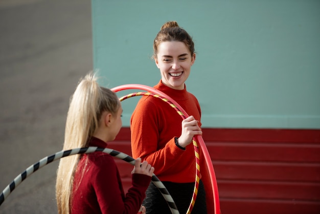 Frauen, die mit Hula-Hoop-Kreis trainieren
