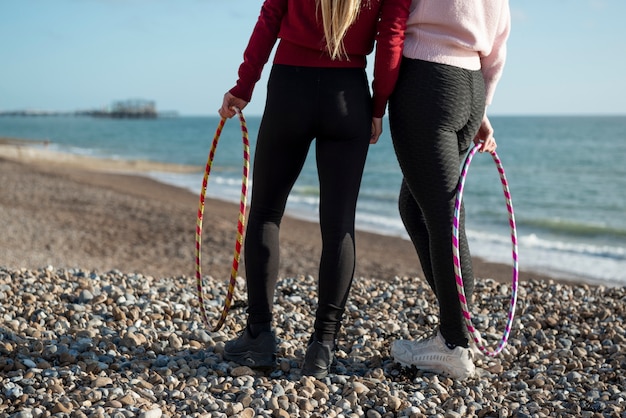 Kostenloses Foto frauen, die mit hula-hoop-kreis trainieren