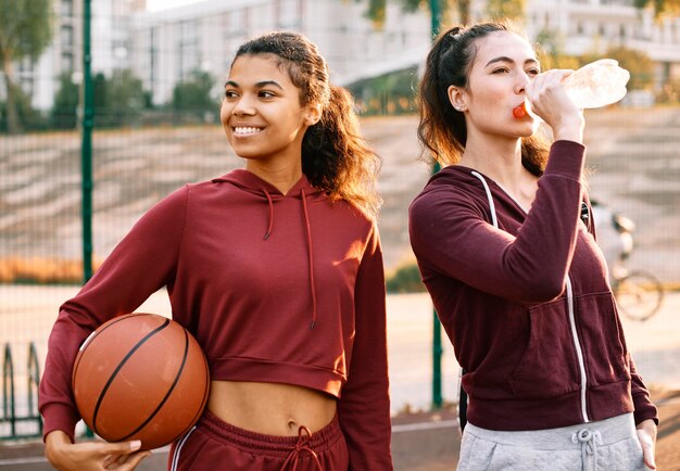 Frauen, die nach einem Basketballspiel nach Hause gehen