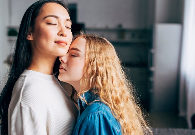 Frauen, die nah zusammen stehen