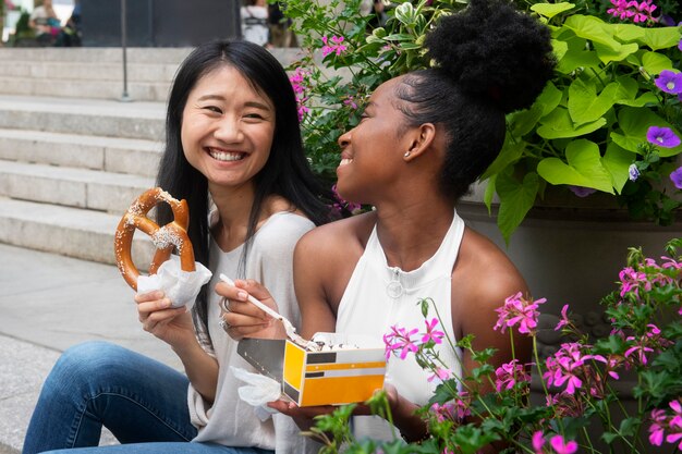 Frauen, die sich beim Food Festival amüsieren