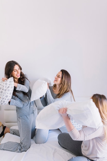 Frauen, die Spaß auf Bett haben