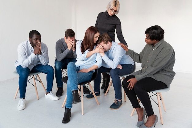 Kostenloses Foto frauen, die versuchen, reha-patienten zu trösten