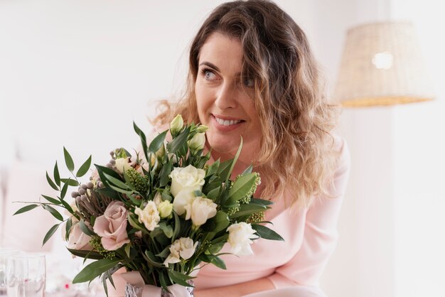 Frauen, die Vorbereitungen für die Hochzeit treffen