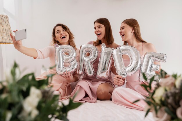 Frauen, die Vorbereitungen für die Hochzeit treffen