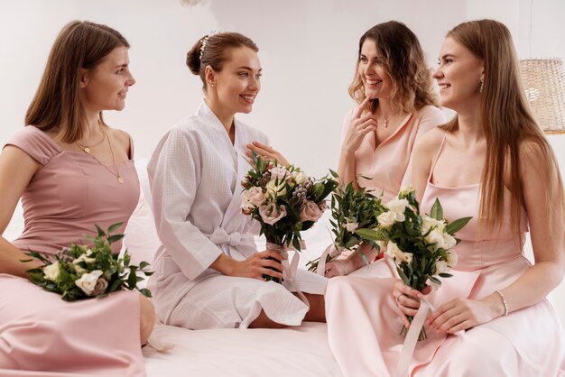 Frauen, die Vorbereitungen für die Hochzeit treffen