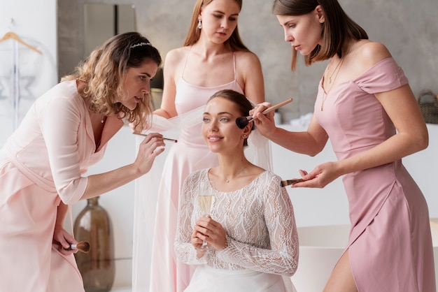 Frauen, die Vorbereitungen für die Hochzeit treffen