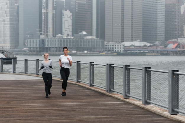 Frauen, die zusammen joggen