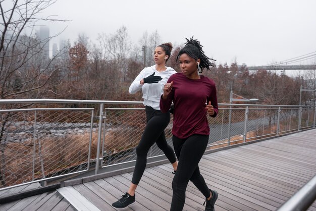 Frauen, die zusammen joggen