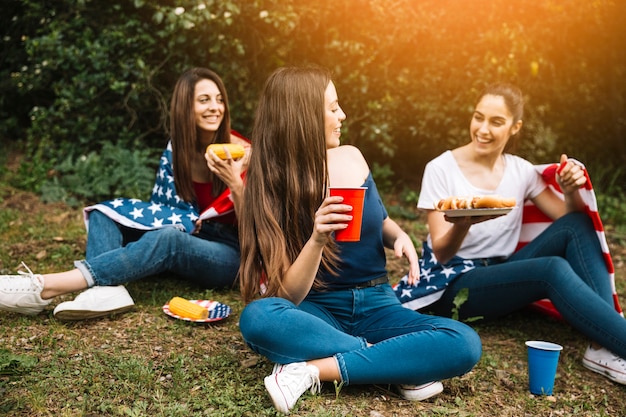 Frauen essen im Freien