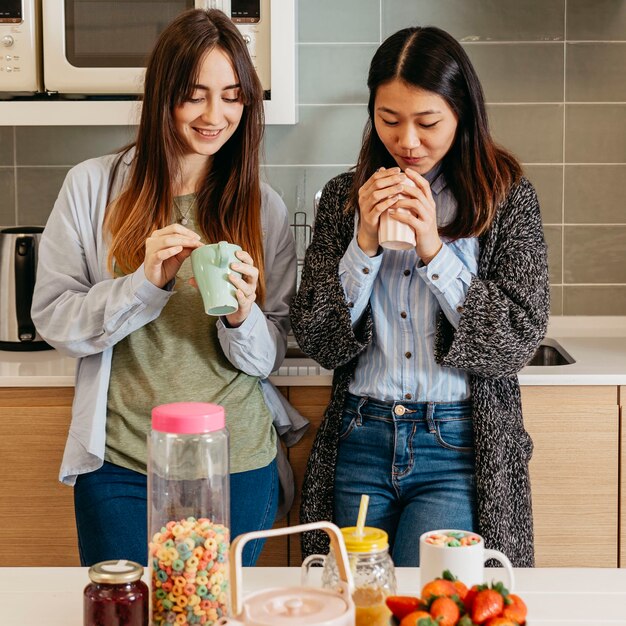 Frauen frühstücken in der Küche