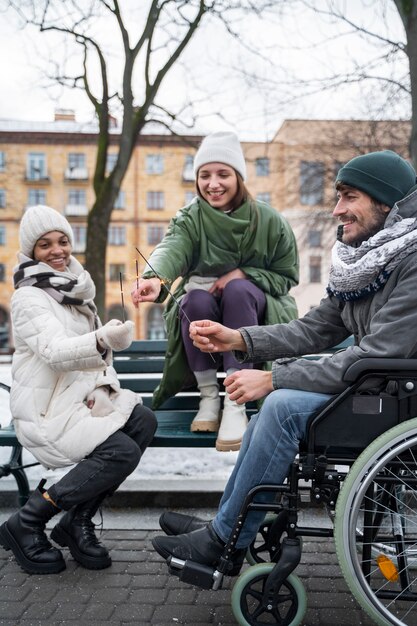 Frauen genießen die Zeit mit ihrem Freund im Rollstuhl