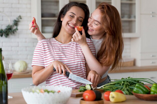 Frauen haben Spaß beim Zubereiten einer Mahlzeit
