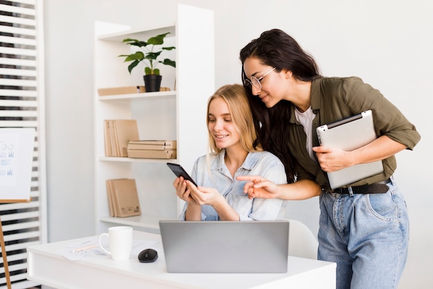 Frauen im Büro arbeiten