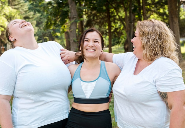Frauen im Sport tragen lachenden mittleren Schuss