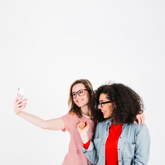 Frauen in den Gläsern, die selfie nehmen