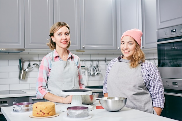 Frauen in der Küche machen einen Kuchen