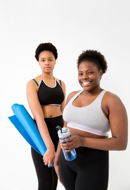 Frauen in der Pause vom Fitnesskurs