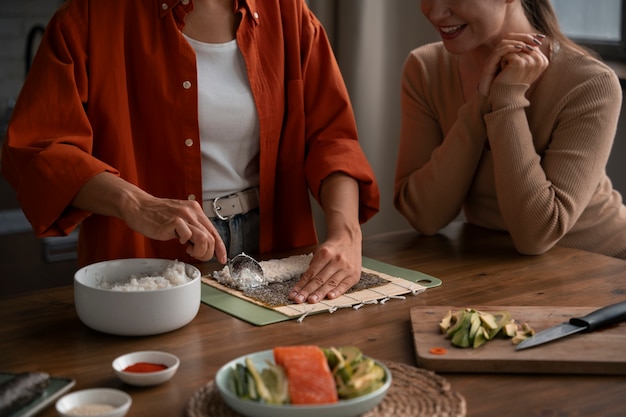 Frauen in der Vorderansicht lernen, Sushi zuzubereiten